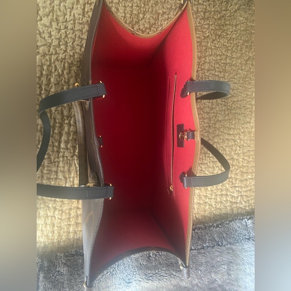 Louis Vuitton OnTheGo Tote GM - Picture 9 of 11